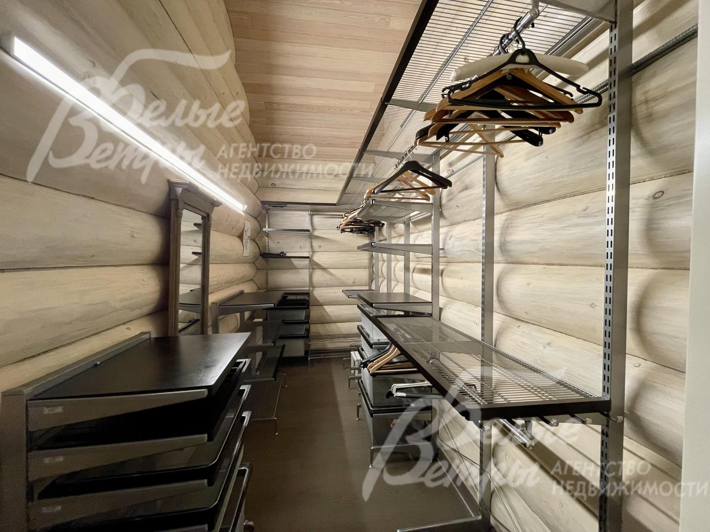 Гардероб в мастер-спальне 2-го этажа.