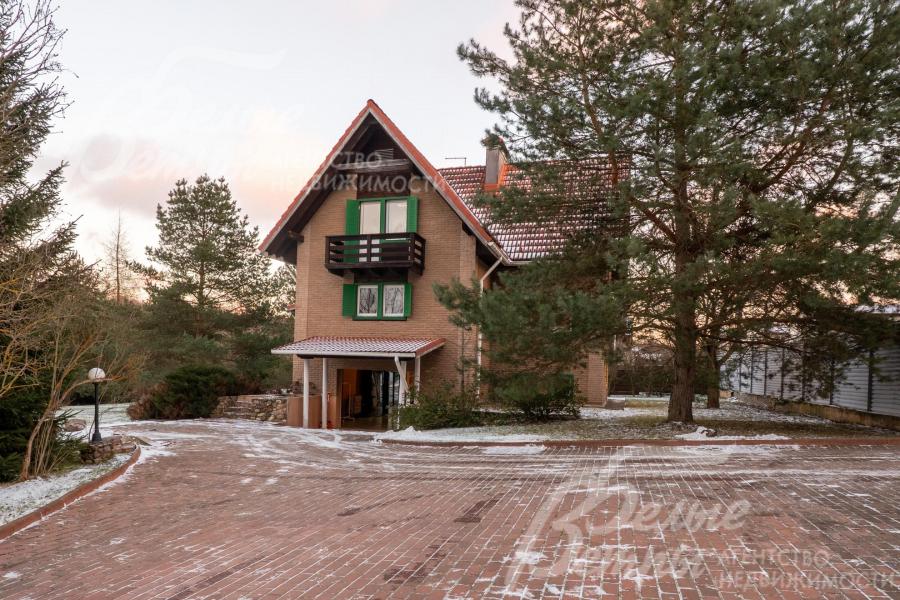 Меблированный дом, полностью готовый к заселению, расположен в престижной, живописной локации у леса и реки