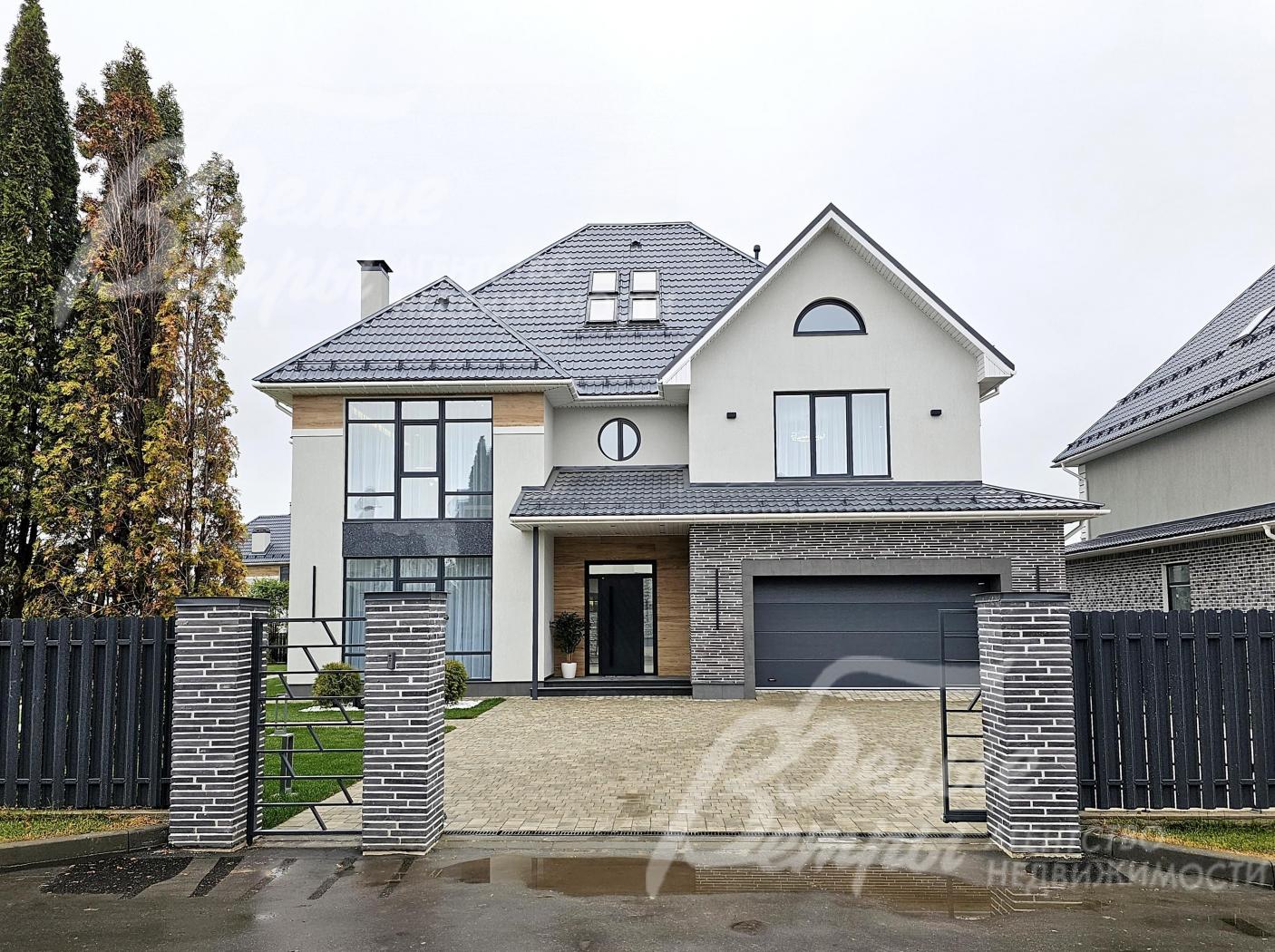 Новый кирпичный дом с архитектурой, объединяющей современную классику и элементы американского стиля