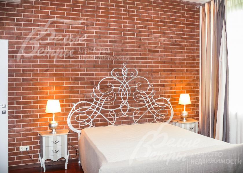 В доме на первом этаже расположена гостевая спальня 16,8 кв.м с кабинетом 7,3 кв