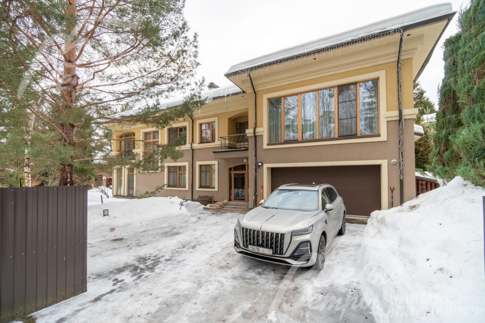 Просторный дом с привлекательной архитектурой, возведённый по авторскому проекту в современном среднеевропейском стиле