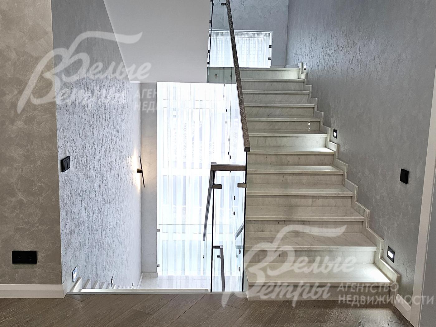 На второй этаж ведёт железобетонная лестница с мраморными ступенями, подсветкой, стеклянным ограждением и деревянным поручнем