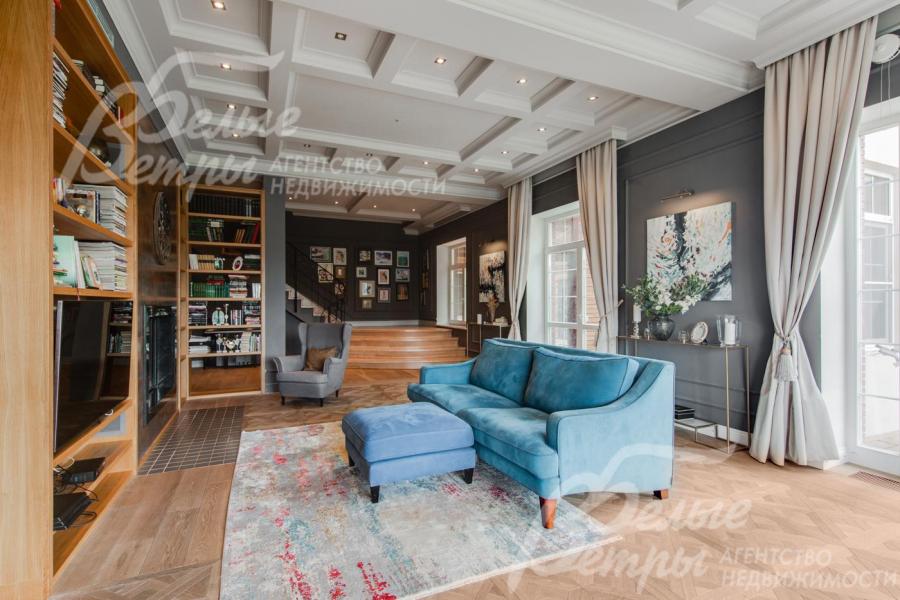 Дом полностью обставлен мебелью