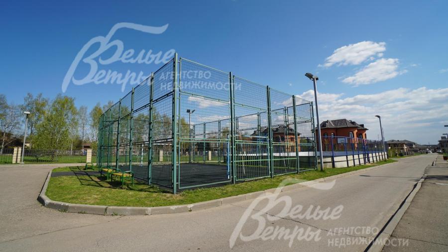 Спортивные площадки на территории поселка