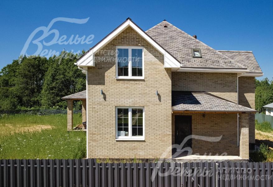 Красивый дом современной архитектуры на участке площадью 15 соток в сформированном коттеджном поселке Изумрудная долина