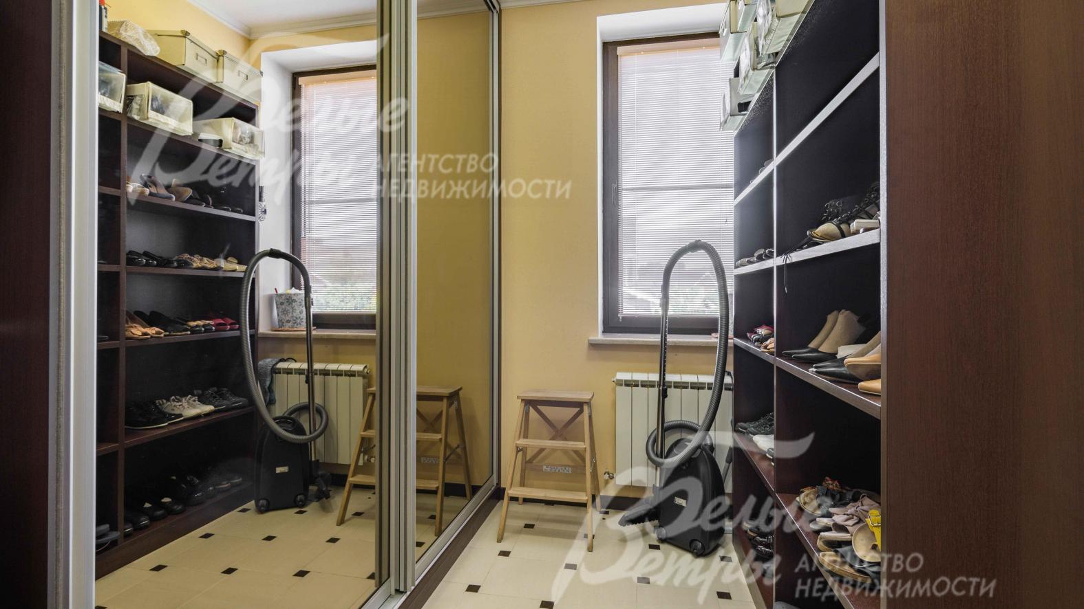 Гардеробная на первом этаже