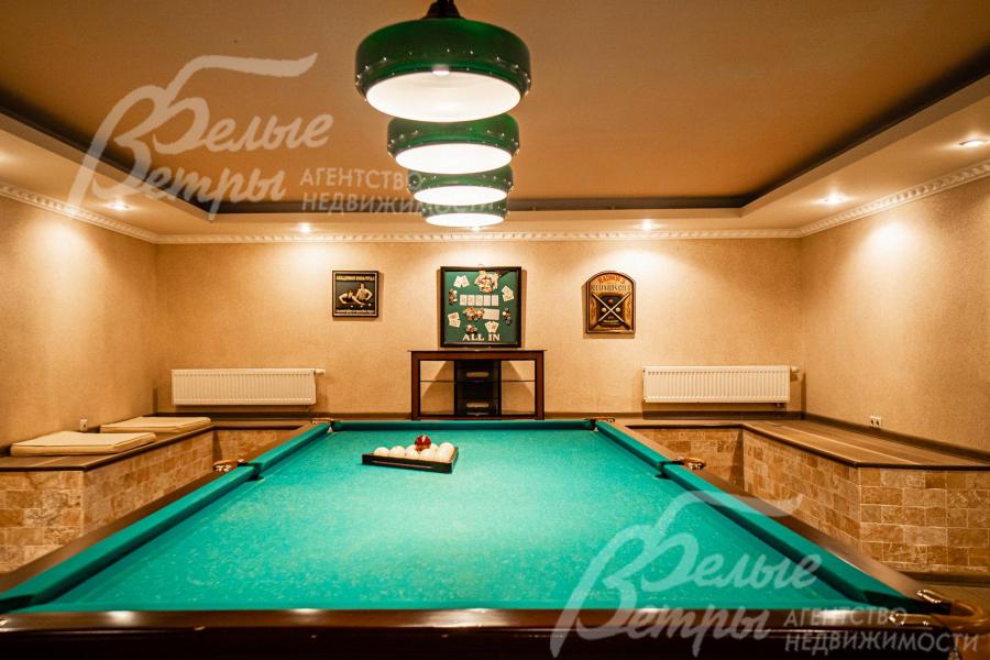 Стол в бильярдной