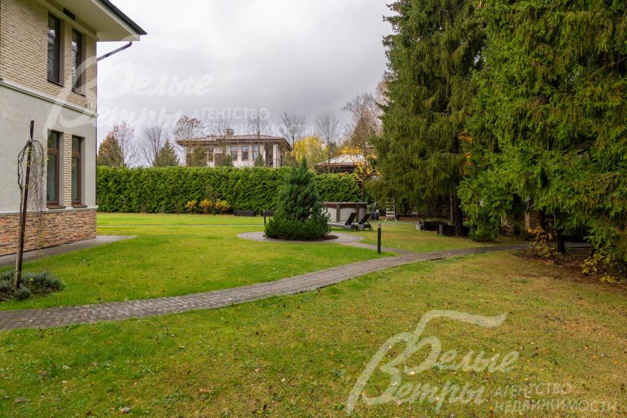 С участка - собственный выход в лес, в 1 км находится пруд коттеджного посёлка