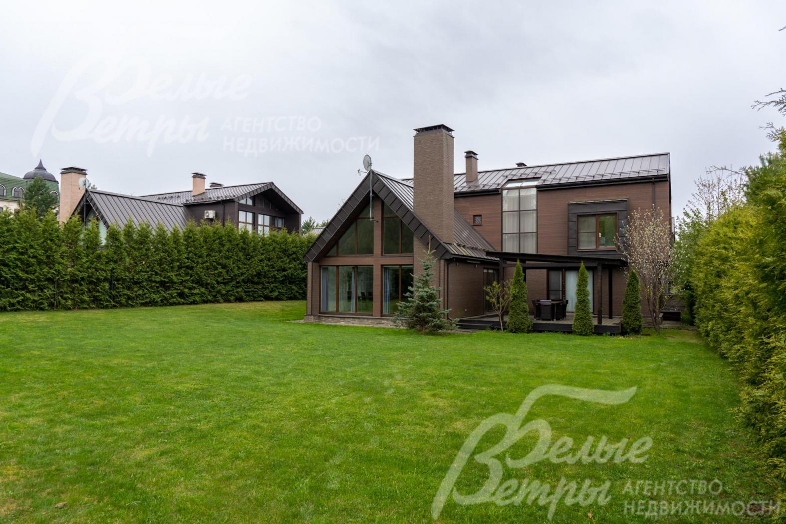 Меблированный дом современной концептуальной архитектуры, сочетающей функциональность, эстетику и инновации.