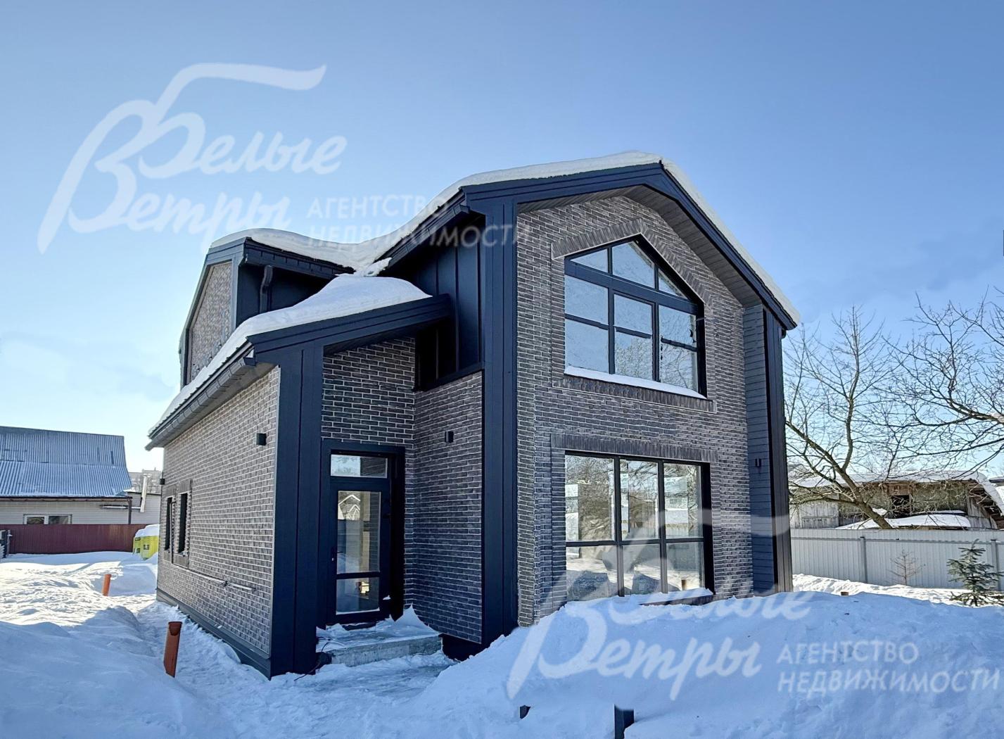 Новый дом в формате white box с современной привлекательной архитектурой в стиле барнхаус