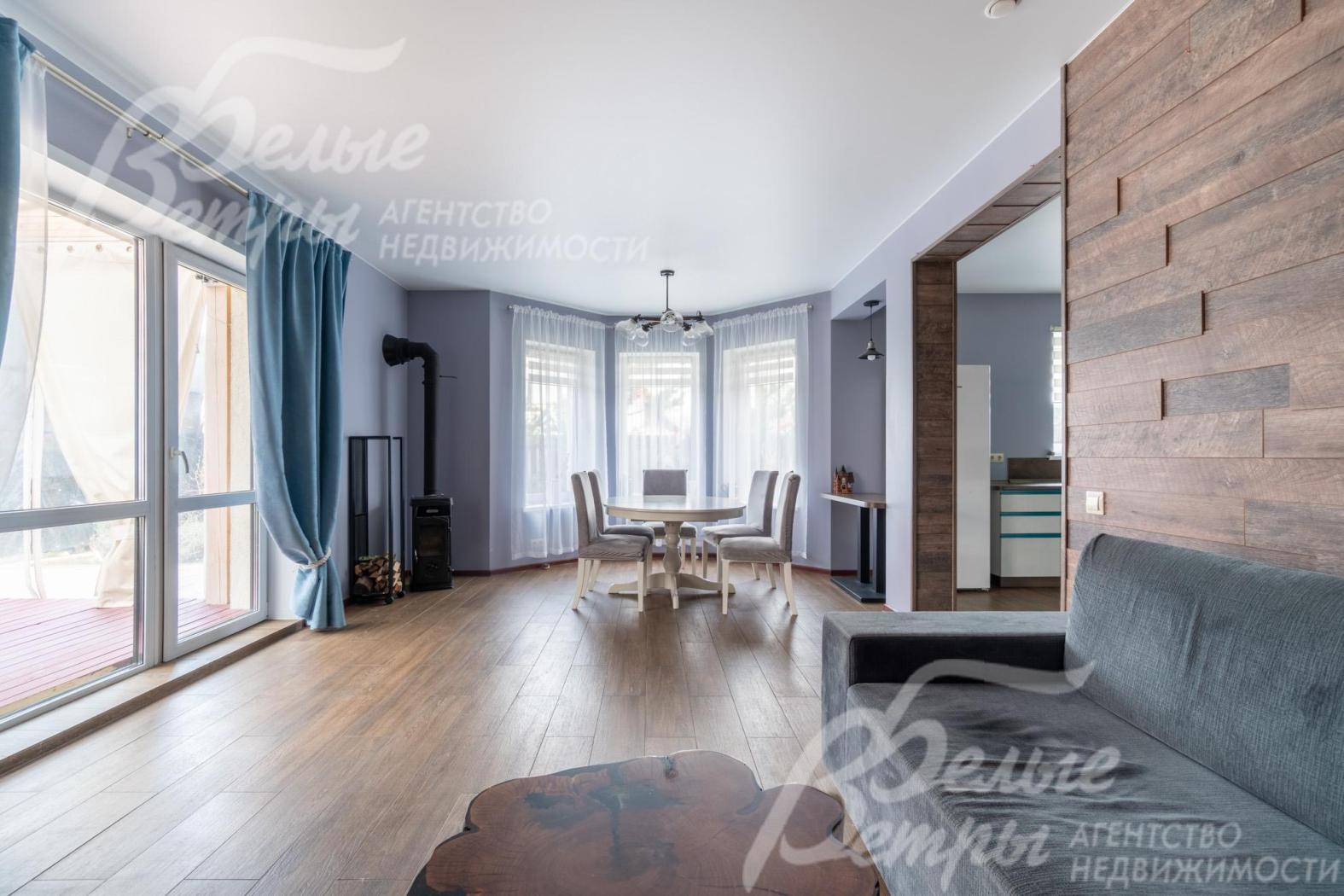 В гостиной - панорамные окна от пола, есть выход на крытую террасу площадью 20 кв.м