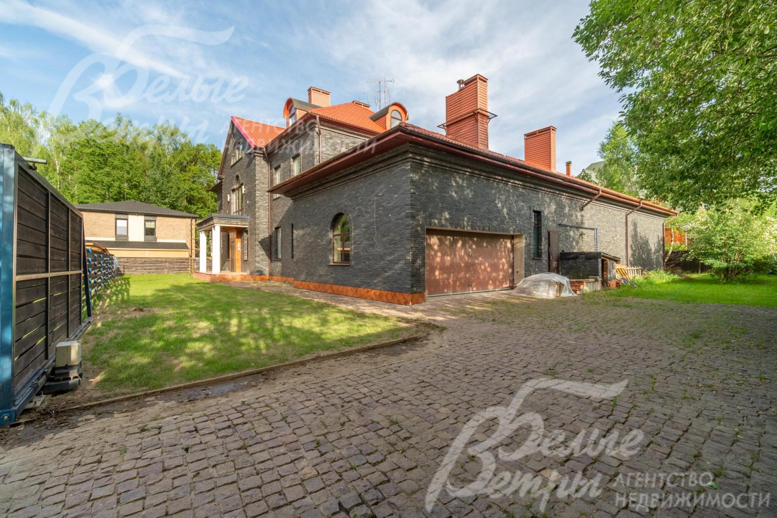 Дороги и въездная площадка выложены натуральным колотым гранитом