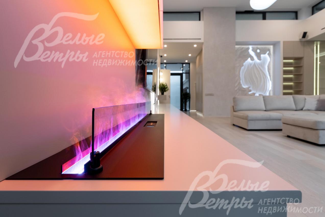 Гостиную украшает стильный биокамин с линейным порталом