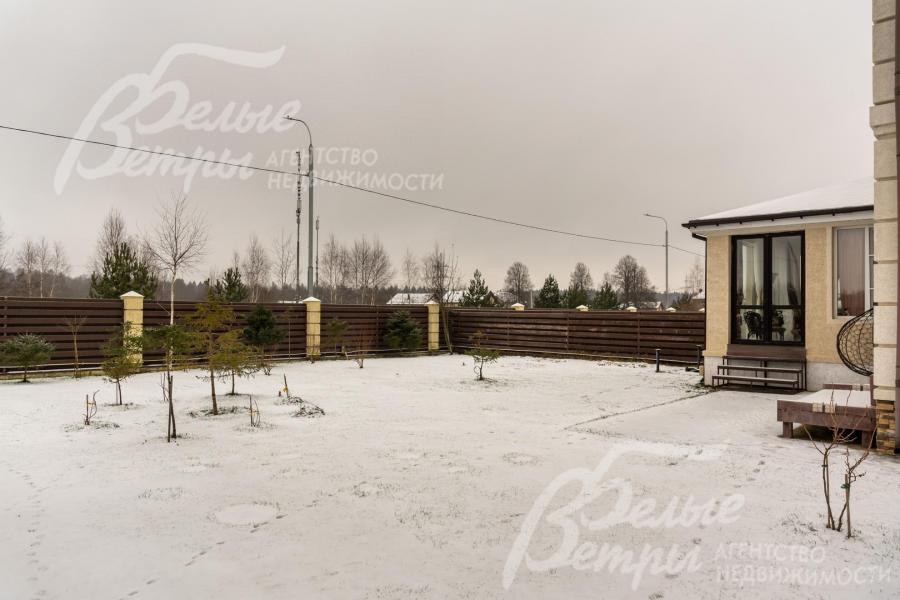 На участке предусмотрены четыре водорозетки для полива, расположенные с разных сторон дома