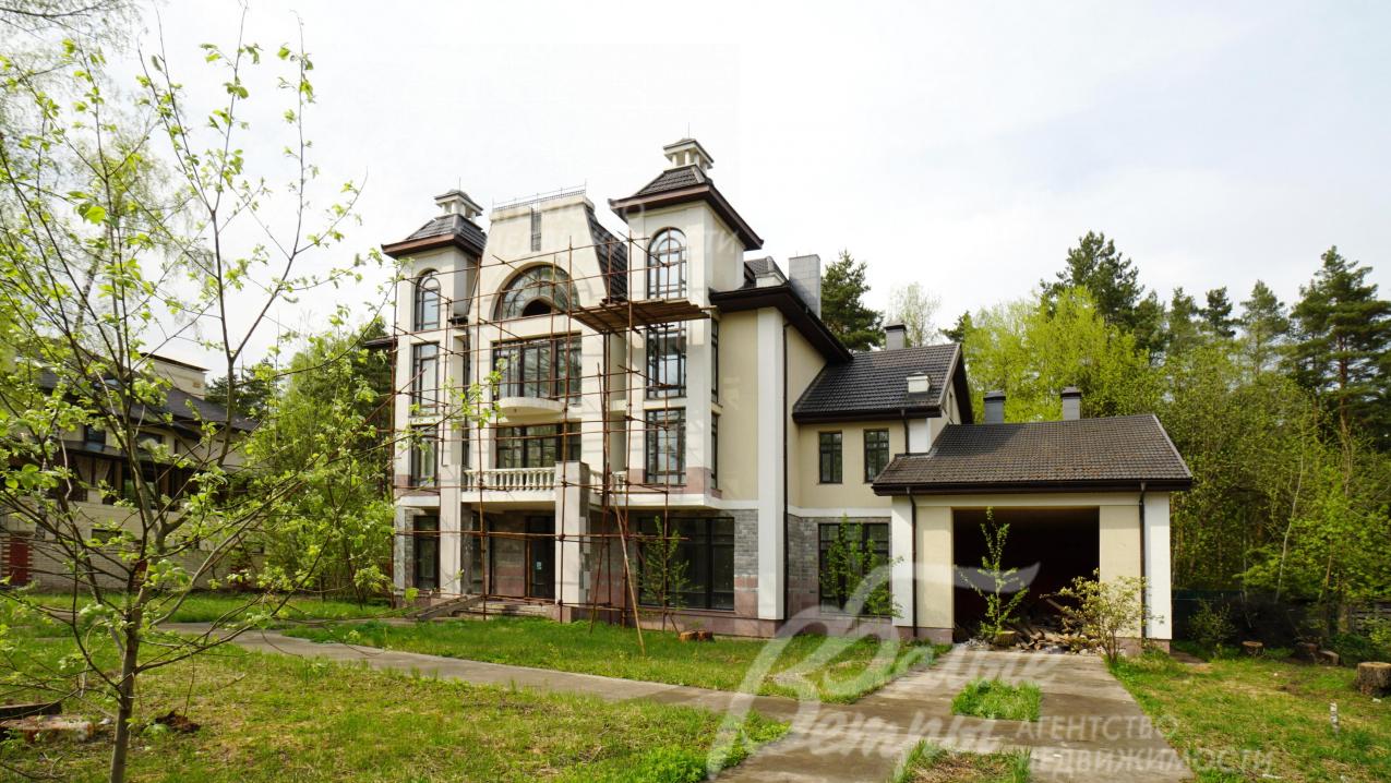 Дом 919 кв.м в поселке Столбово