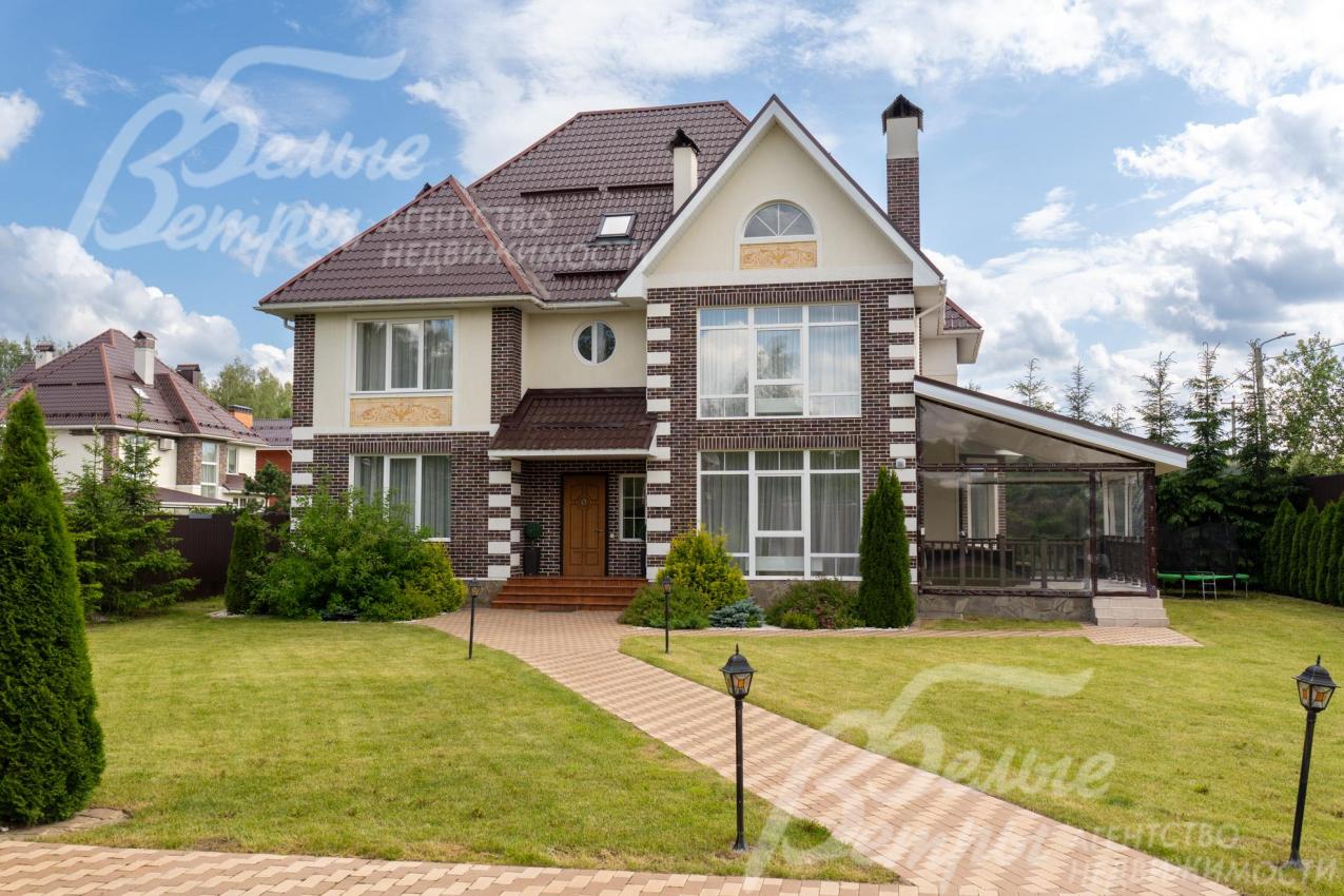 Дом стоит на зелёном ухоженном участке с реализованным проектом ландшафтного дизайна