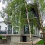 Дорожки вымощены плиткой и галечником