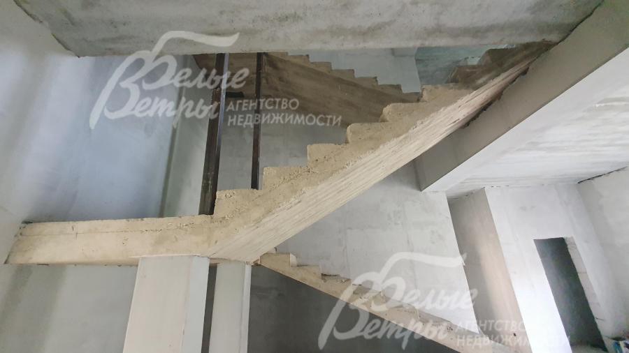 Ширина лестницы - 1,6 м