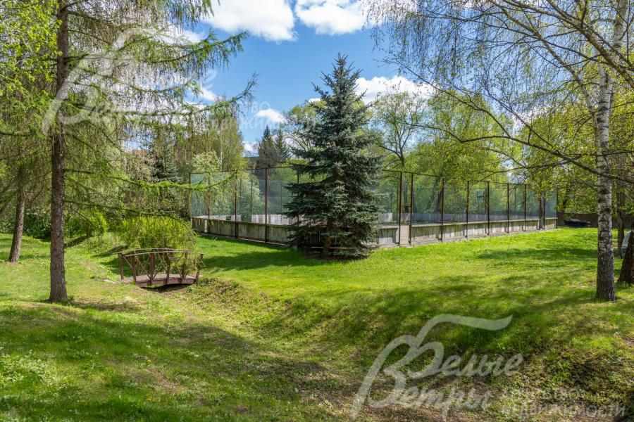 В шаговой доступности - зона отдыха, детская и спортивная площадка коттеджного посёлка