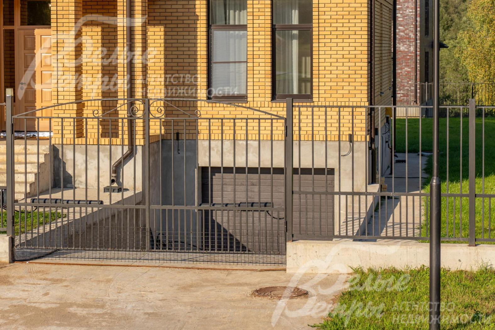 Въезд в гараж - через ворота по наклонному пандусу