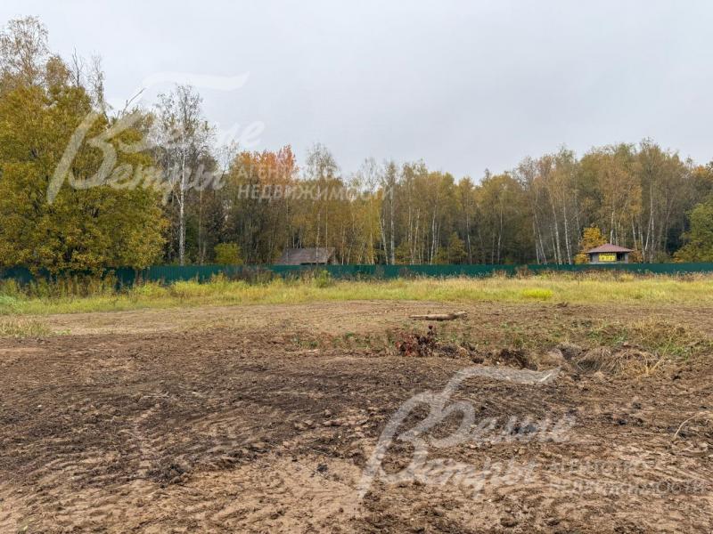 Просторный участок, граничащий с лесным массивом, с собственным выходом в лес