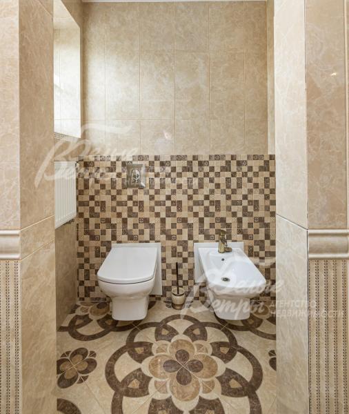 В санузлах белая сантехника - Roca (Испания), смесители - Grohe.