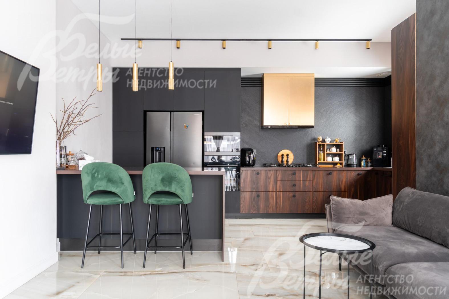 На кухне - стильный гарнитур из МДФ, остров с полубарным столом, двустворчатый холодильник с ледогенератором Samsung и второй холодильник Wiessgauff