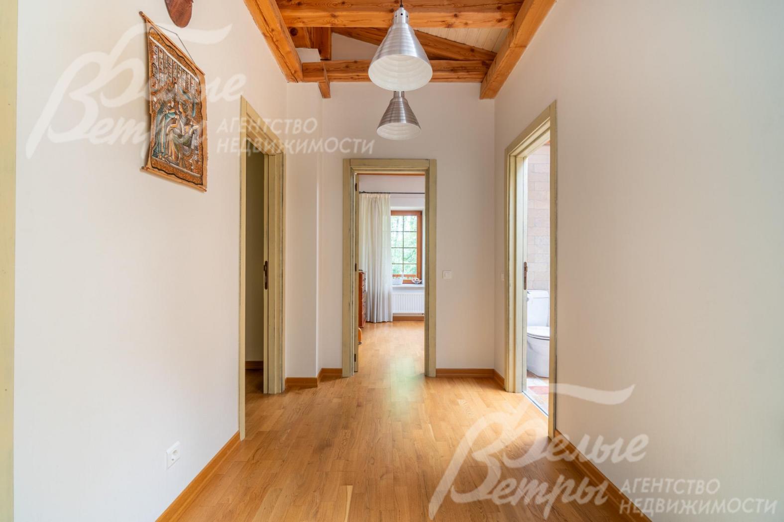 Холл 2-го этажа: на полу - паркетная доска из массива дуба