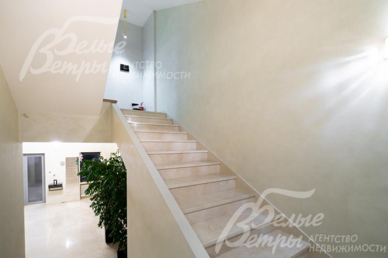 Лестница отделана мрамором