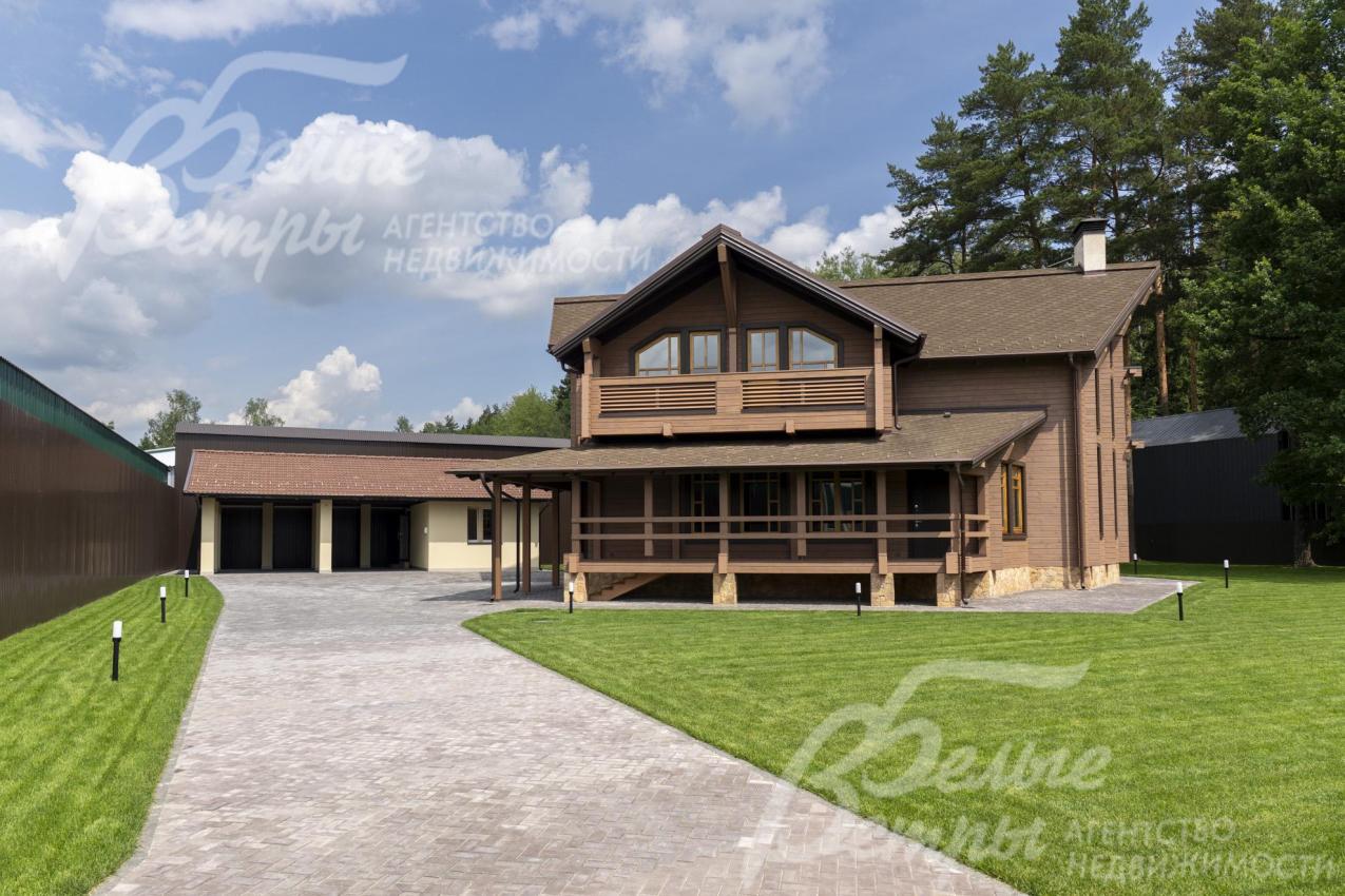 Широкая брусчатая аллея на ж/б основании позволяет разместить около 10 автомобилей/