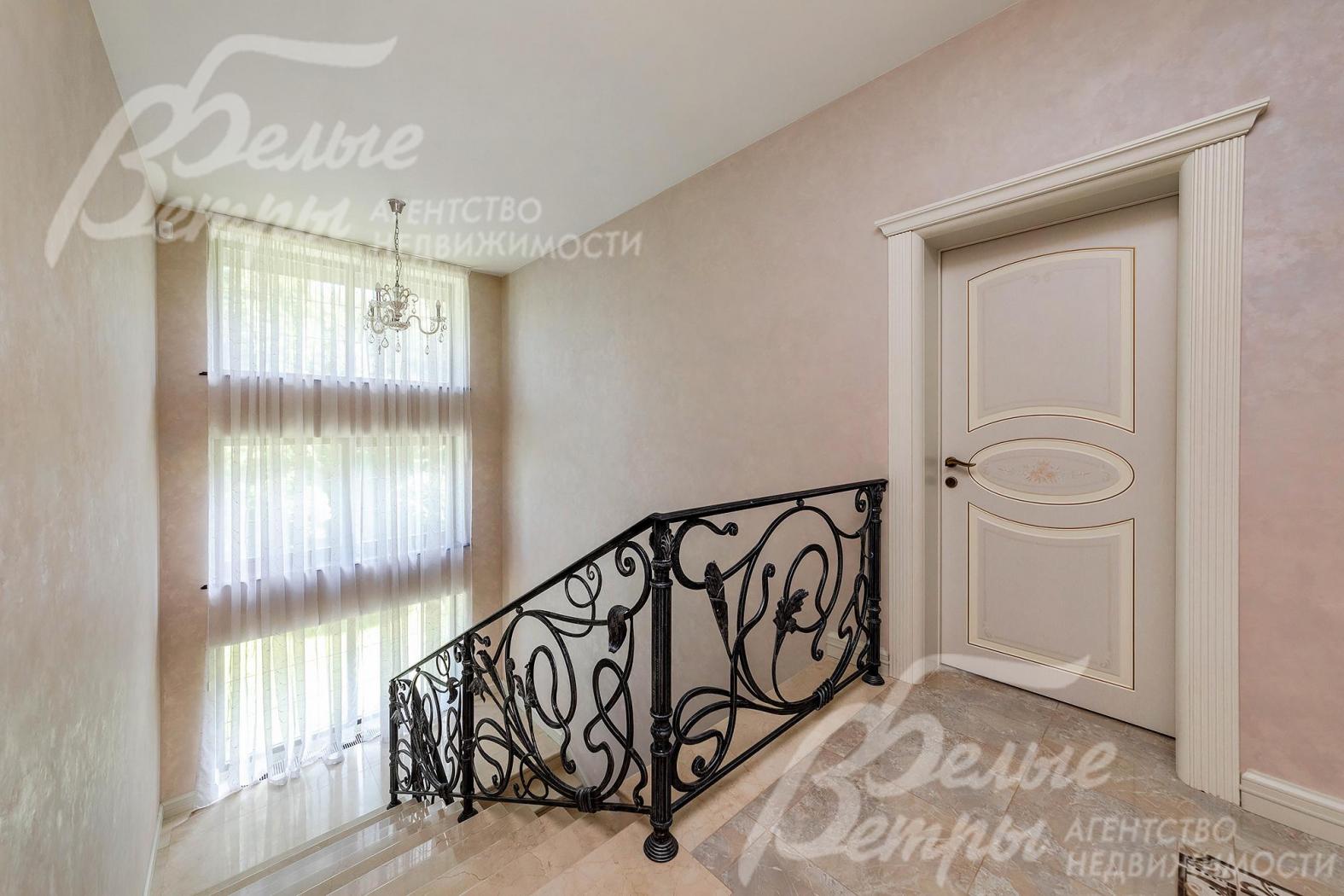 Кованые ограждения второго света, перила лестниц выполнены на заказ с дизайнерским рисунком