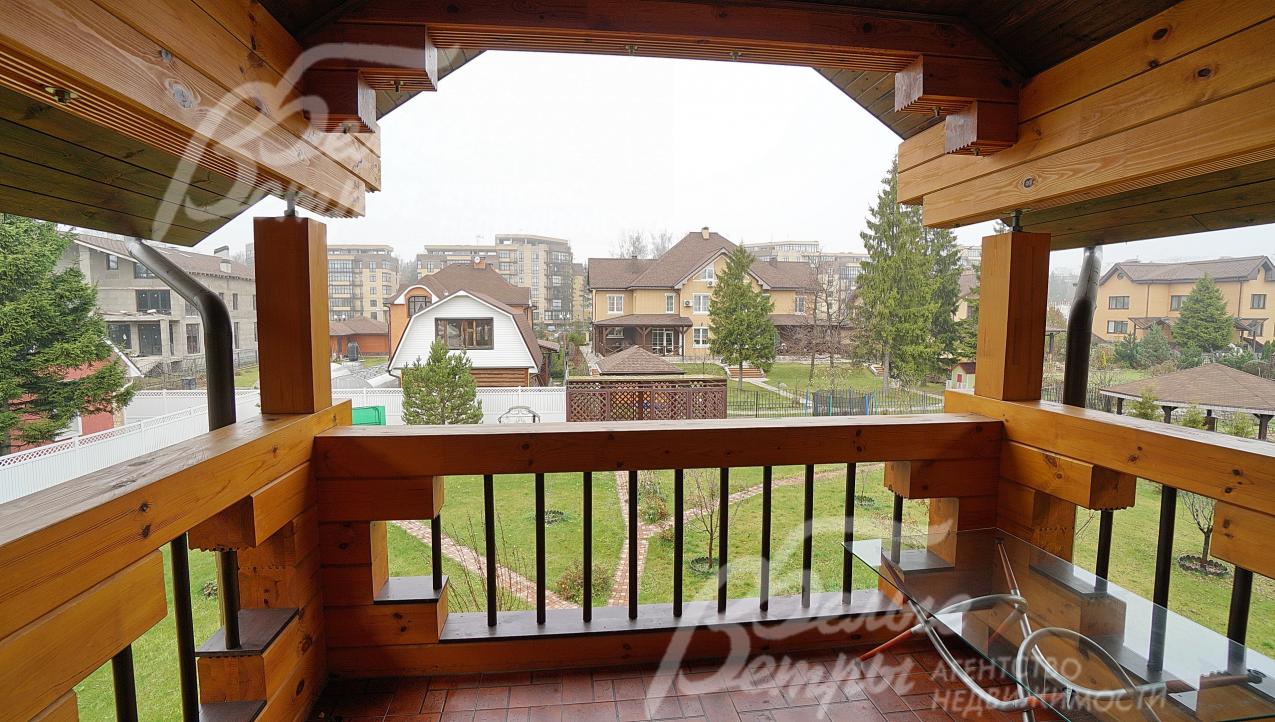 С балкона открывается вид на участок и весь поселок