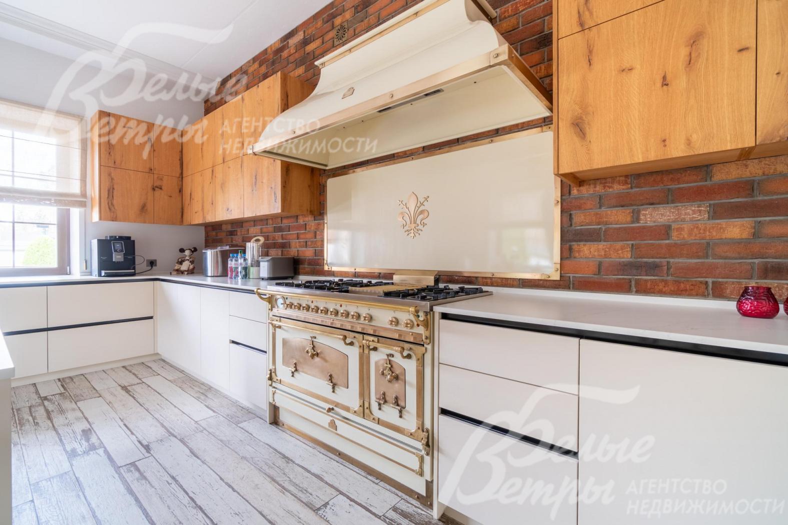 На кухне – немецкий гарнитур (верхние фасады из МДФ с дубовым шпоном, нижние – крашеный фасады из МДФ), кухонный блок в ретро-стиле на 6 конфорок, с грилем и двумя духовками 
