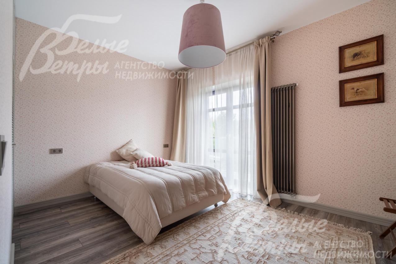 Спальня на втором этаже - с мягкой кроватью, большим окном в пол и встроенным шкафом