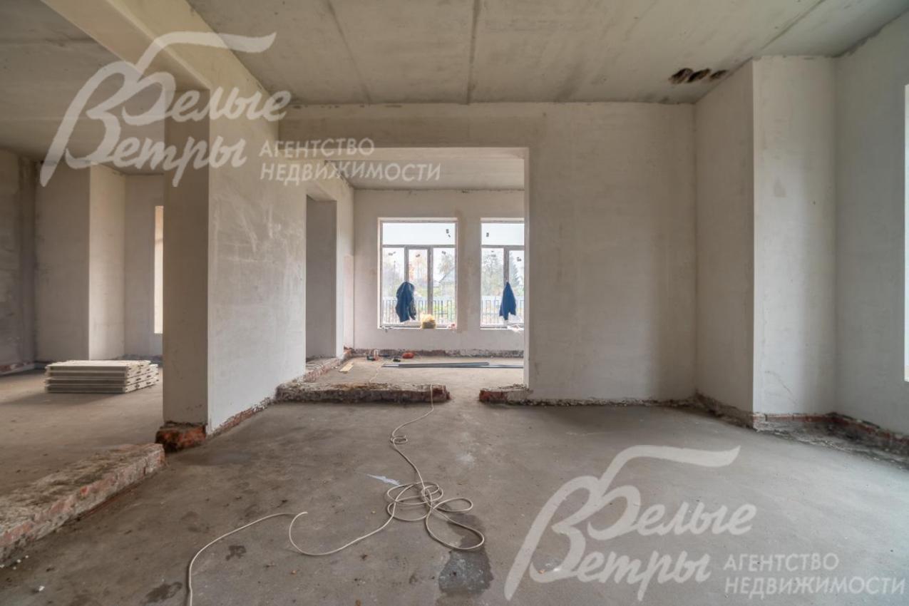 Объединённая зона гостиной, столовой и кухни- с переходом через просторные порталы