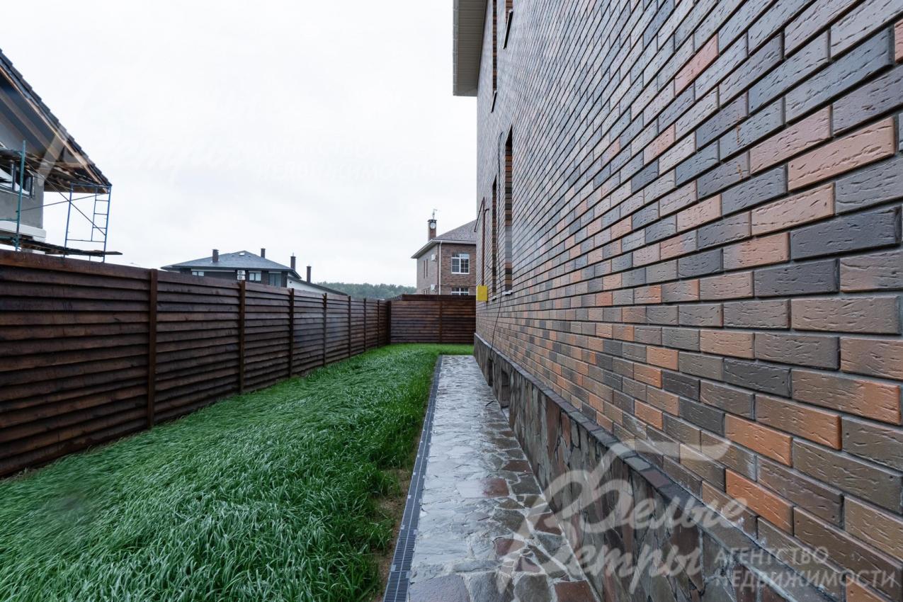Фасад отделан облицовочным кирпичом