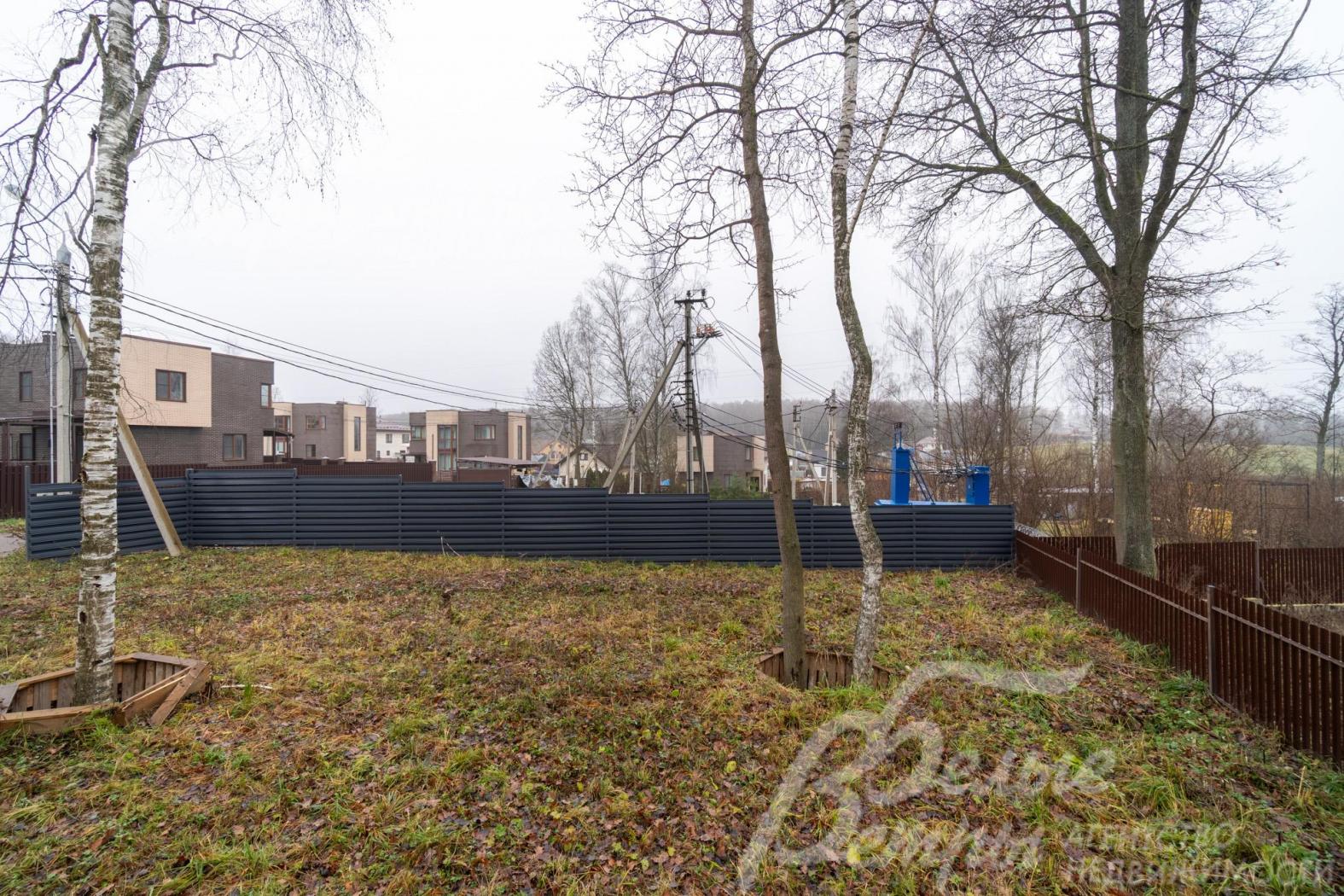 Участок граничит с дубовой рощей, рядом - дома, построенные в том же стиле