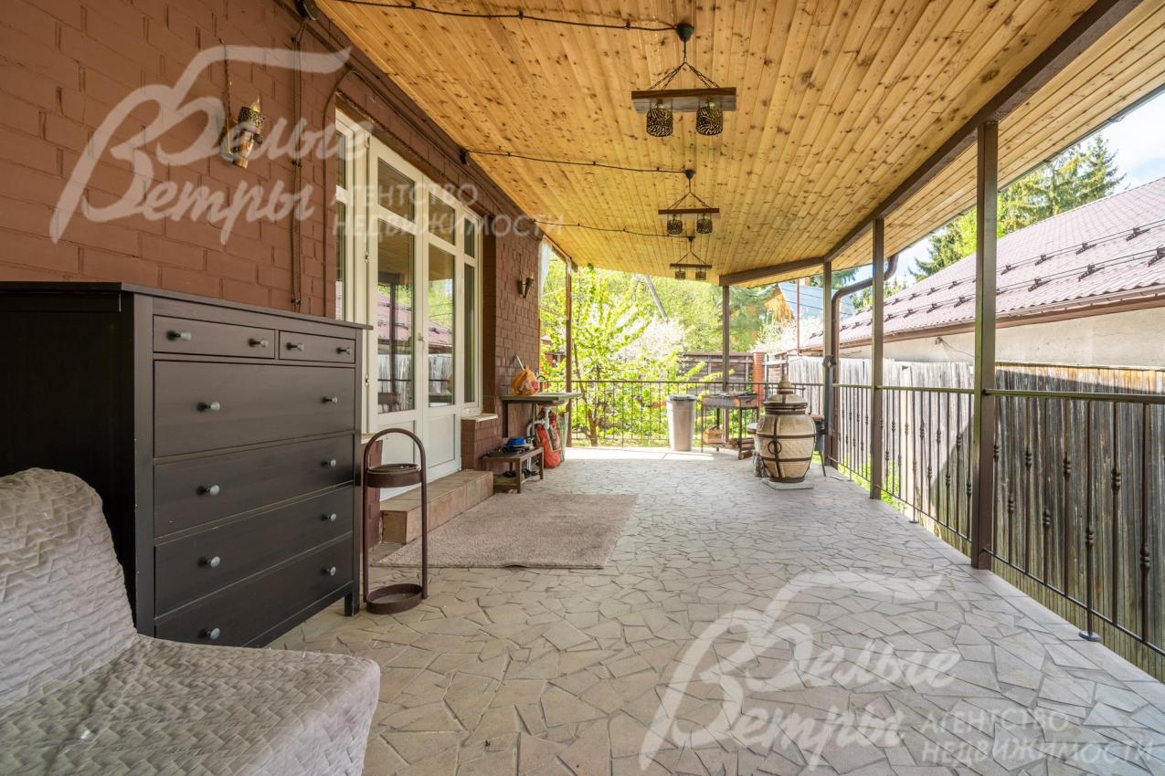 Из кухни - выход на просторную крытую террасу с садовой мебелью