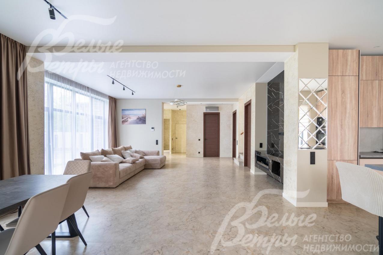 Интерьер выполнен в современном стиле в светло-бежевых тонах с использованием премиальных материалов и стильных дизайнерских решений