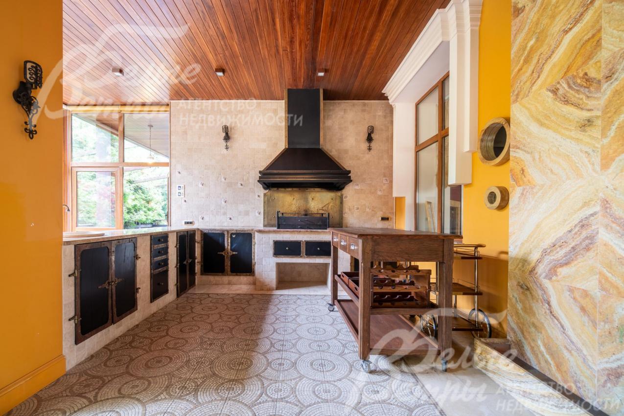 На первом этаже есть полностью оборудованная тёплая терраса с мангалом