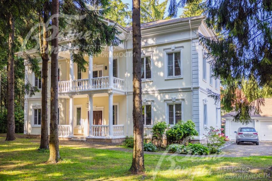 Просторный дом в классическом стиле с мебелью в КП Вузсервис