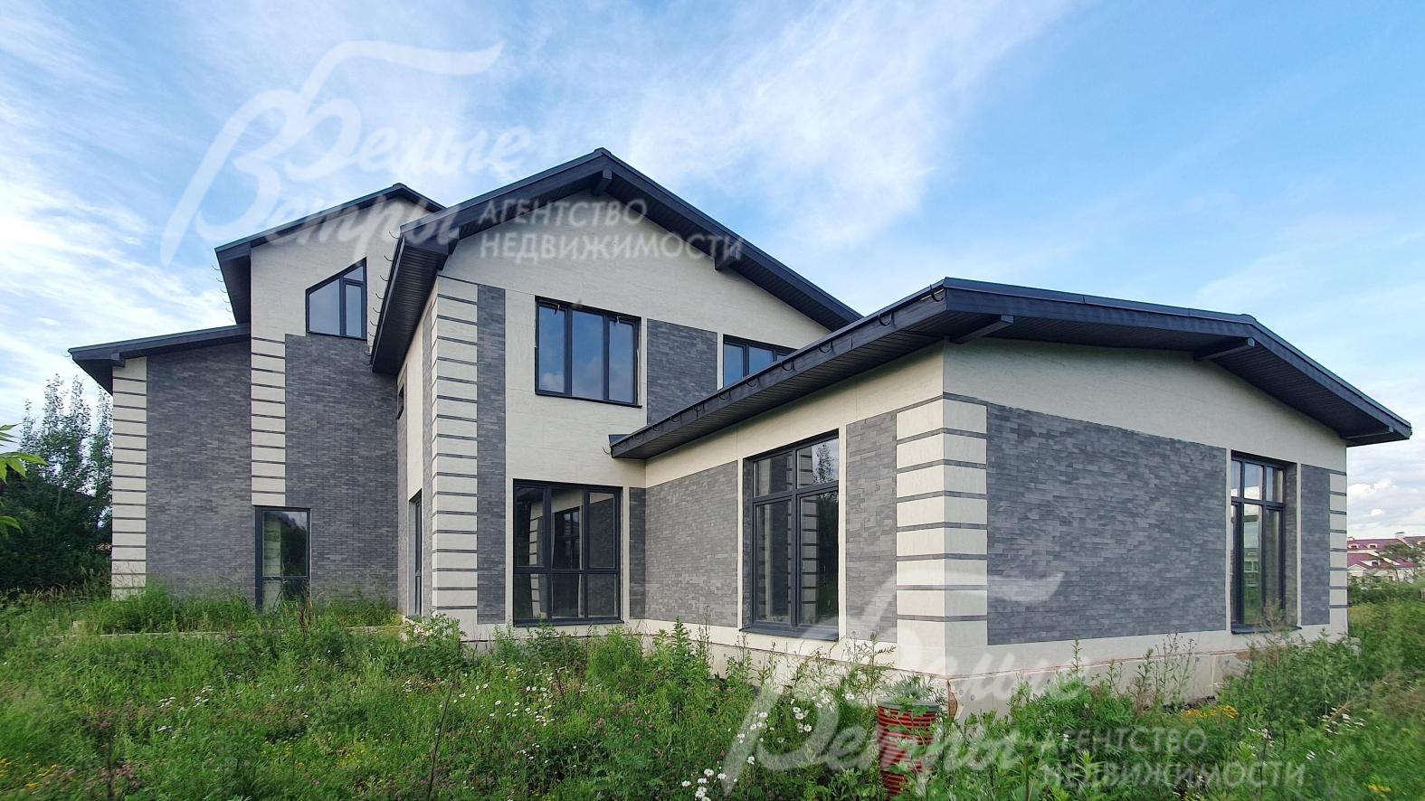 Дом в современном стиле с панорамными окнами на первом этаже 