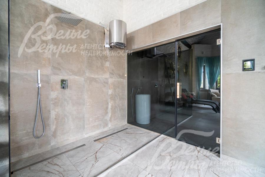 В спа-зоне есть душевая с обливочным ведром, за прозрачной перегородкой - хамам