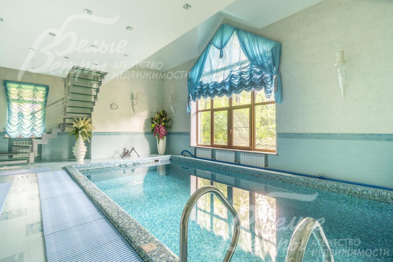 Зона бассейна с большим окном, лестница из спортивного зала второго этажа