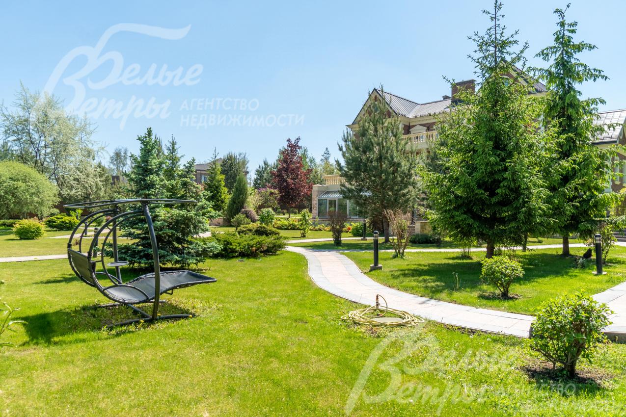 Дорожки вымощены гранитом