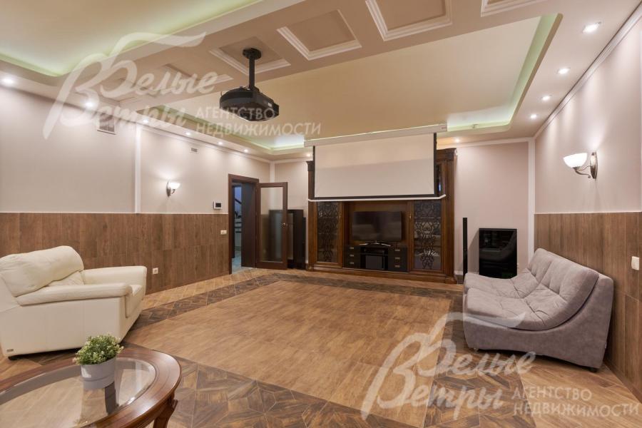 В кинотеатре на цокольном этаже установлены: диванная группа, ТВ, проектор, выдвижной экран