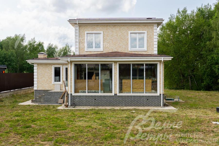 Новый дом под финишную отделку площадью 207 кв.м в коттеджном поселке с центральными коммуникациями