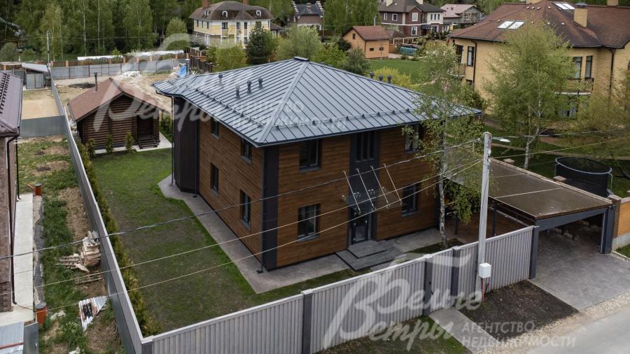 Участок огорожен забором