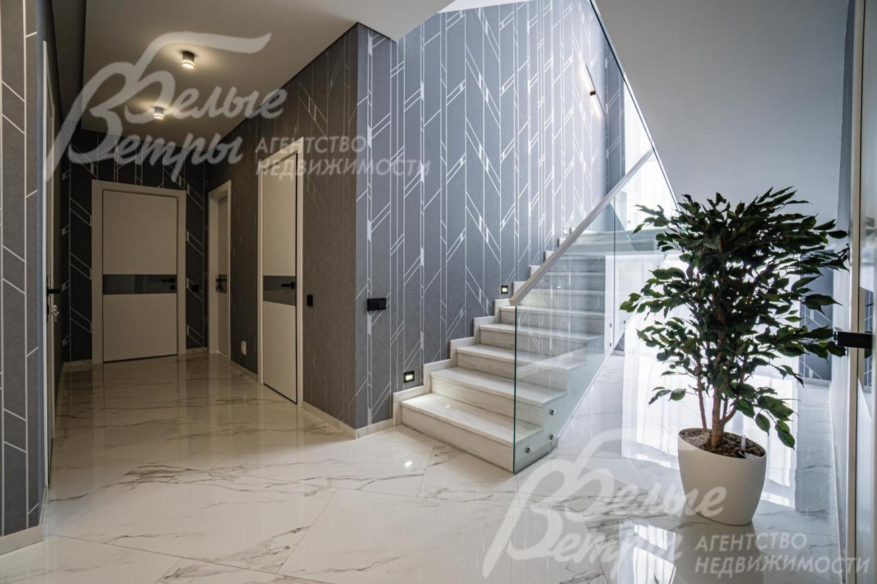 Железобетонная лестница с отделкой из натурального мрамора (CREMA MARFIL  Италия)