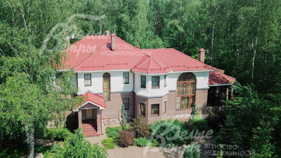 Меблированная усадьба площадью 660 кв.м в камерном обжитом коттеджном поселке ТИЗ Восток в Тимонино